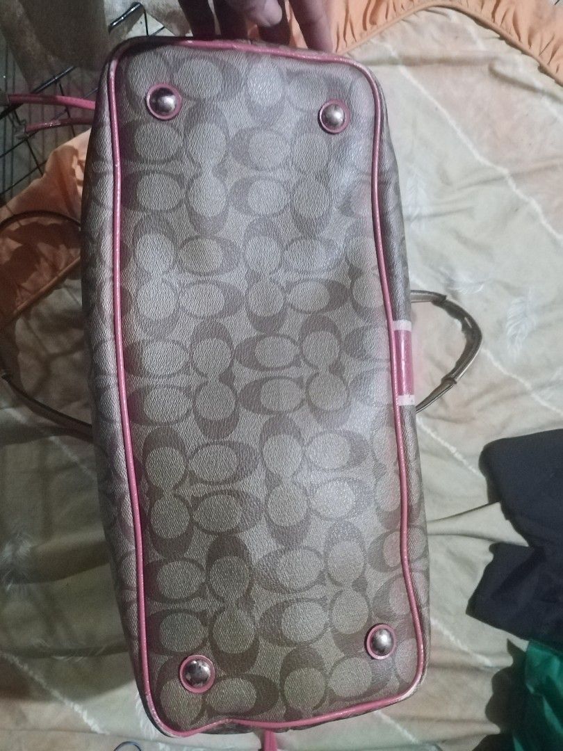 Coach (Category: Shoulder Bags) located in Quezon City. Submitted by Preloveditems0417 (Listing ID 1340219747, Image 3). Description: original coach shoulder bag sign of usage from japan..
