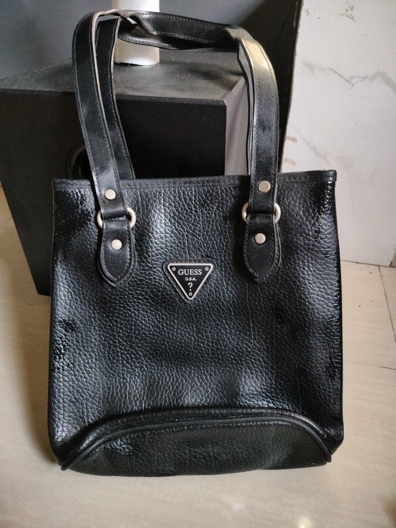GUESS SHOULDER BAG Women s Fashion Bags Wallets Shoulder Bags on Carousell