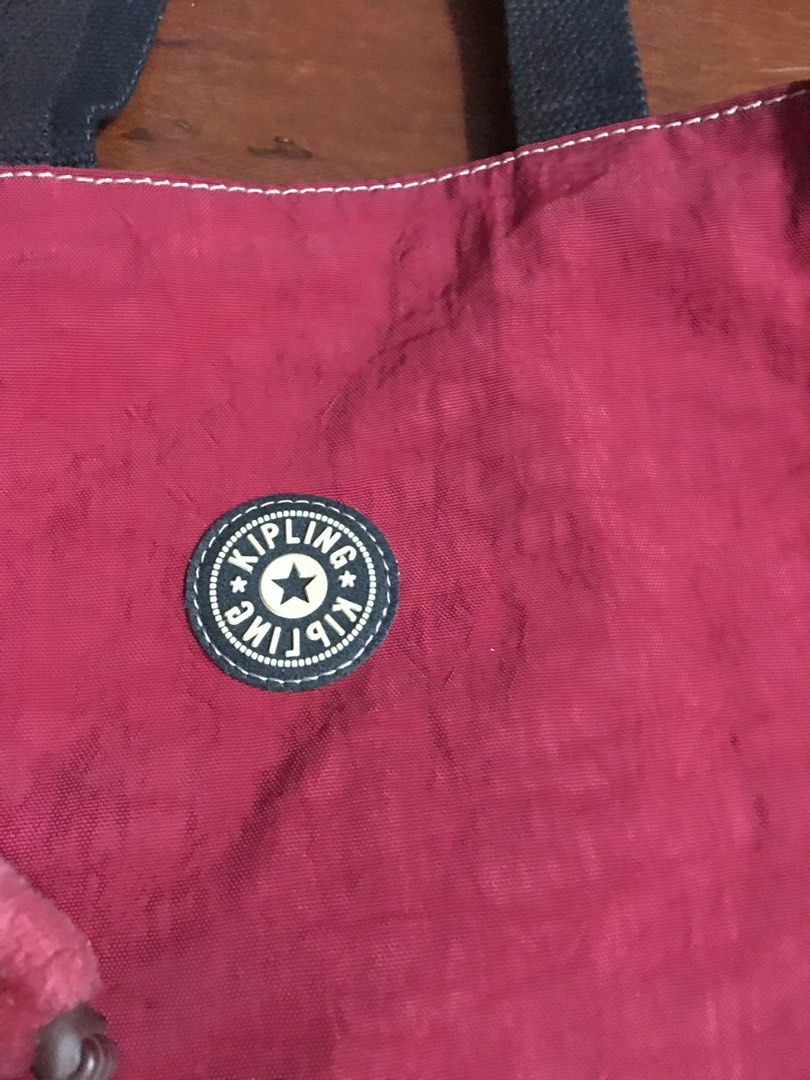 Kipling authentic (Category: Tote Bags) located in Kuala Lumpur. Submitted by lara2017 (Listing ID 1340269462, Image 3). Description: Kipling authentic.material nylon.warna red.beg masih bagus dan baik.Tiada lubang Tiada koyak.tinggi 29cm lebar 7cm panjang 21cm.