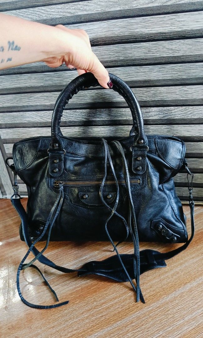 Lampo zipper but no name (Category: Luxury Bags & Wallets) located in Consolacion. Submitted by hyra28 (Listing ID 1340213297, Image 1). Description: Lampo zipper but no name plsss check photos.