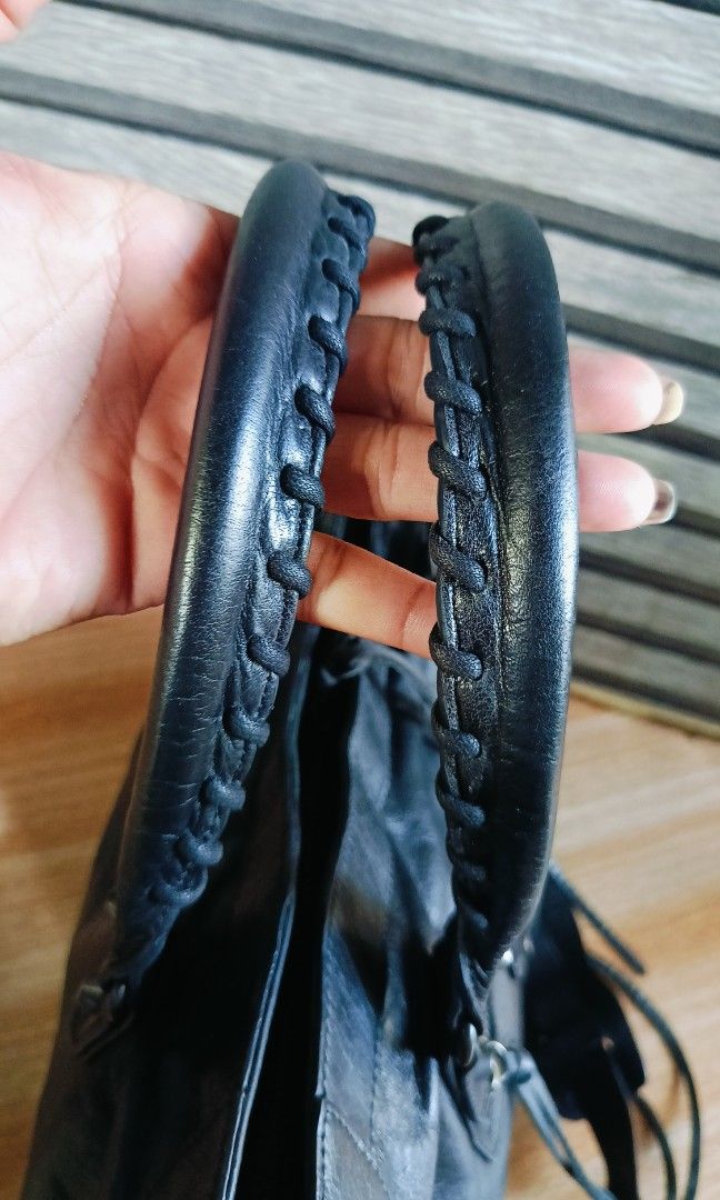 Lampo zipper but no name (Category: Luxury Bags & Wallets) located in Consolacion. Submitted by hyra28 (Listing ID 1340213297, Image 3). Description: Lampo zipper but no name plsss check photos.