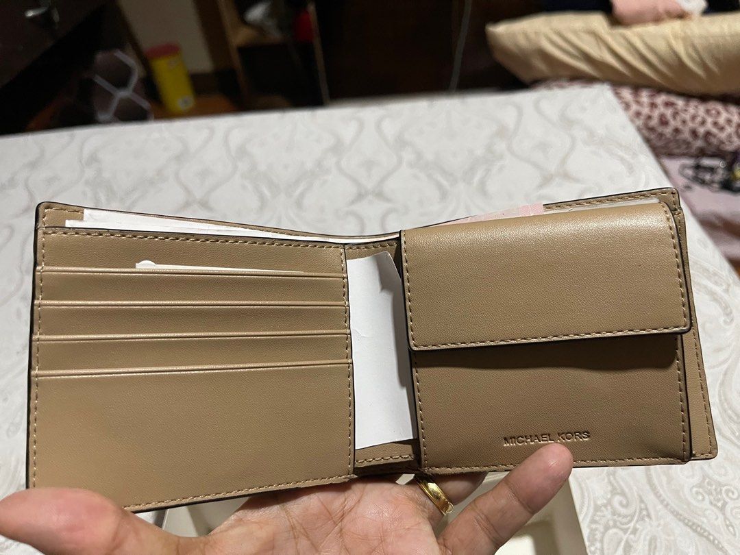 MK WALLET (Category: Luxury Bags & Wallets) located in Quezon City. Submitted by mycloset_2016 (Listing ID 1340284850, Image 3). Description: .