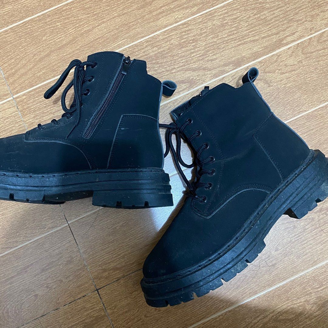 Penshoppe combat ankle boots (Category: Boots) located in Quezon City. Submitted by bellaaphrodite (Listing ID 1340170210, Image 3). Description: USED TWICE SIZE 9 Goods na goods No box talaga sya sa penshoppe Loc: Sta Lucia Novaliches.