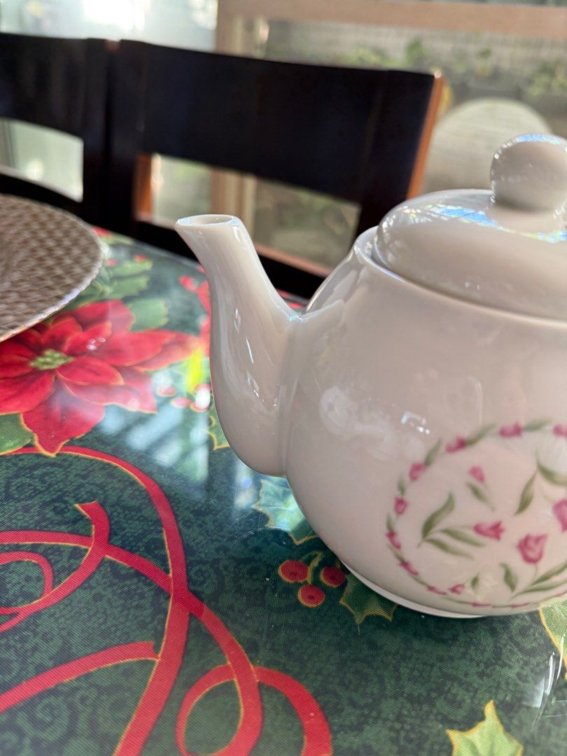 Pink Tulip Teapot (Category: Coffee & Tea Tableware) located in Quezon City. Submitted by nona.declutters (Listing ID 1340147042, Image 3). Description: bought in japan.