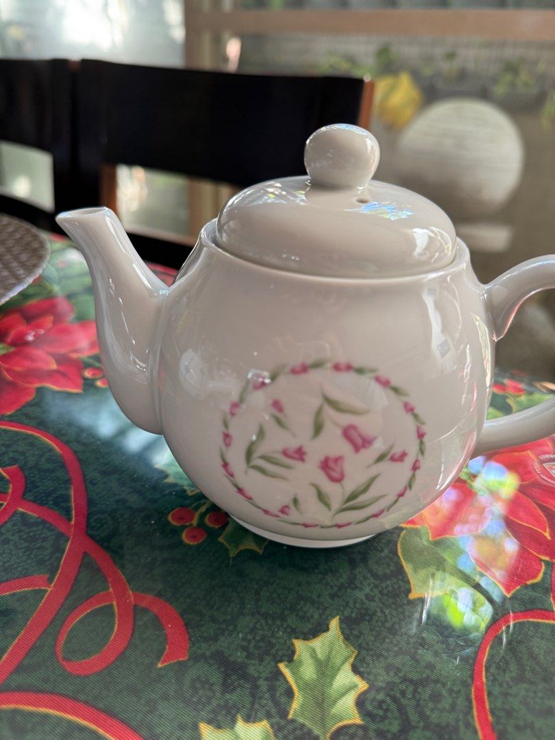Pink Tulip Teapot (Category: Coffee & Tea Tableware) located in Quezon City. Submitted by nona.declutters (Listing ID 1340147042, Image 2). Description: bought in japan.
