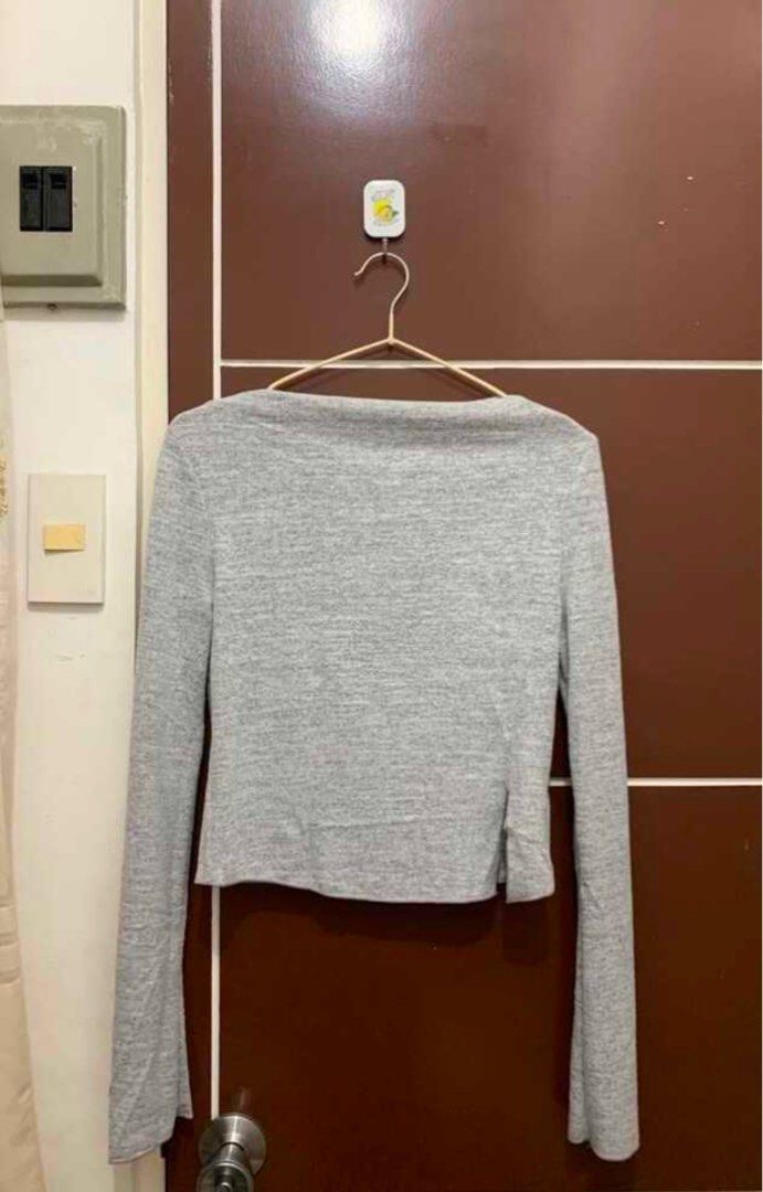 Ribbed Knit Grey Round Neck Long Sleeves (Category: Longsleeves) located in Makati City. Submitted by cshells9 (Listing ID 1340172112, Image 2). Description: Crop Gray knit sweater Long sleeves Looks good with leggings or skort Size: Medium Fits small to medium Product Measurement Shoulder: 14.6 inch Length:18.3 inch Sleeve Length:25.2 inch Bust:31-34 inch Waist Size:28.7 inch.
