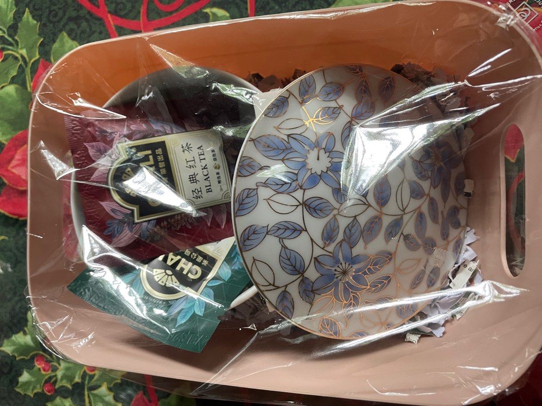 Tea Set Gift Box (Category: Gift Baskets & Hampers) located in Quezon City. Submitted by nona.declutters (Listing ID 1340166830, Image 1). Description: .