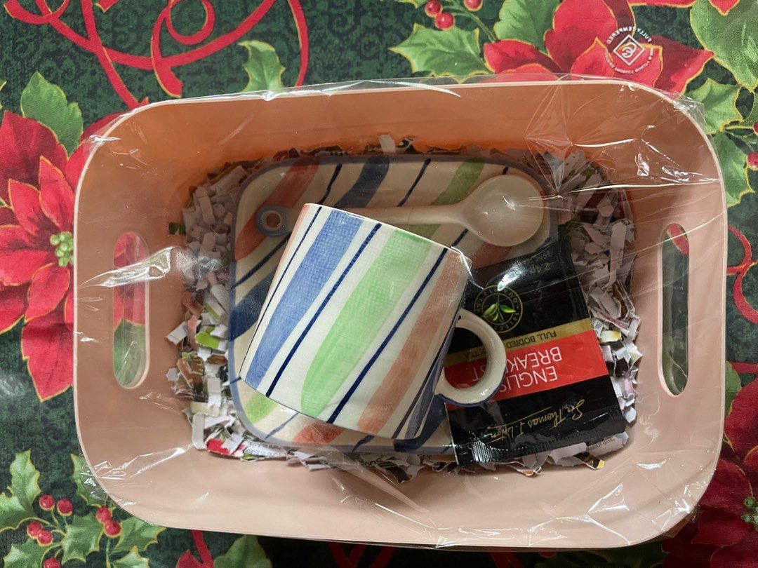 Tea Set Gift Box (Category: Gift Baskets & Hampers) located in Quezon City. Submitted by nona.declutters (Listing ID 1340166946, Image 1). Description: .