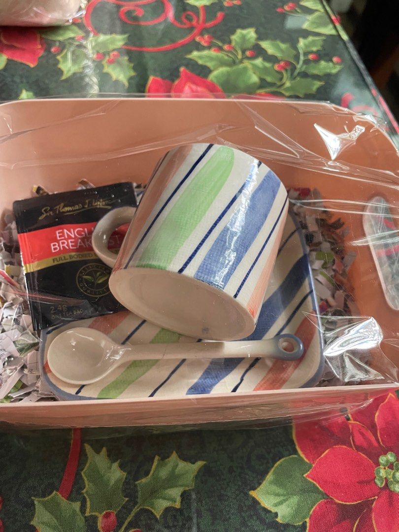 Tea Set Gift Box (Category: Gift Baskets & Hampers) located in Quezon City. Submitted by nona.declutters (Listing ID 1340166946, Image 2). Description: .