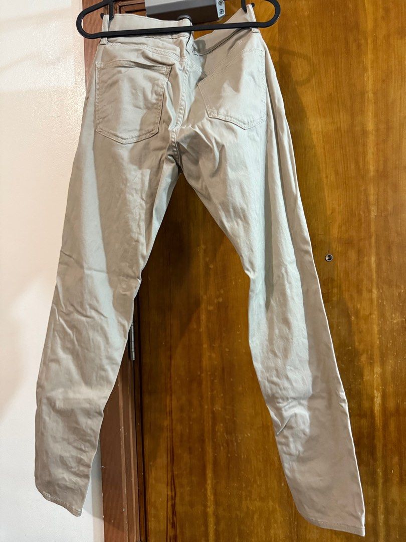 Uniqlo Beige Chinos (Category: Chinos) located in Taguig. Submitted by drelo (Listing ID 1340113214, Image 2). Description: 💯 authentic Like new Fits 29-30 in. waistline.