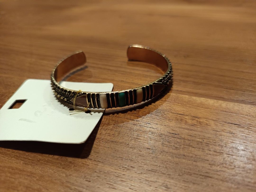 Assorted bangles (Category: Bracelets) located in Singapore. Submitted by calmphoenix_5ba5d3 (Listing ID 1340435228, Image 2). Description: Brand new costume bangles to jazz up your outfits, $10 each. The bracelets in the last picture are $10 for the pair. Pick up from Marine Parade or Raffles Place, or delivery through Carousell..