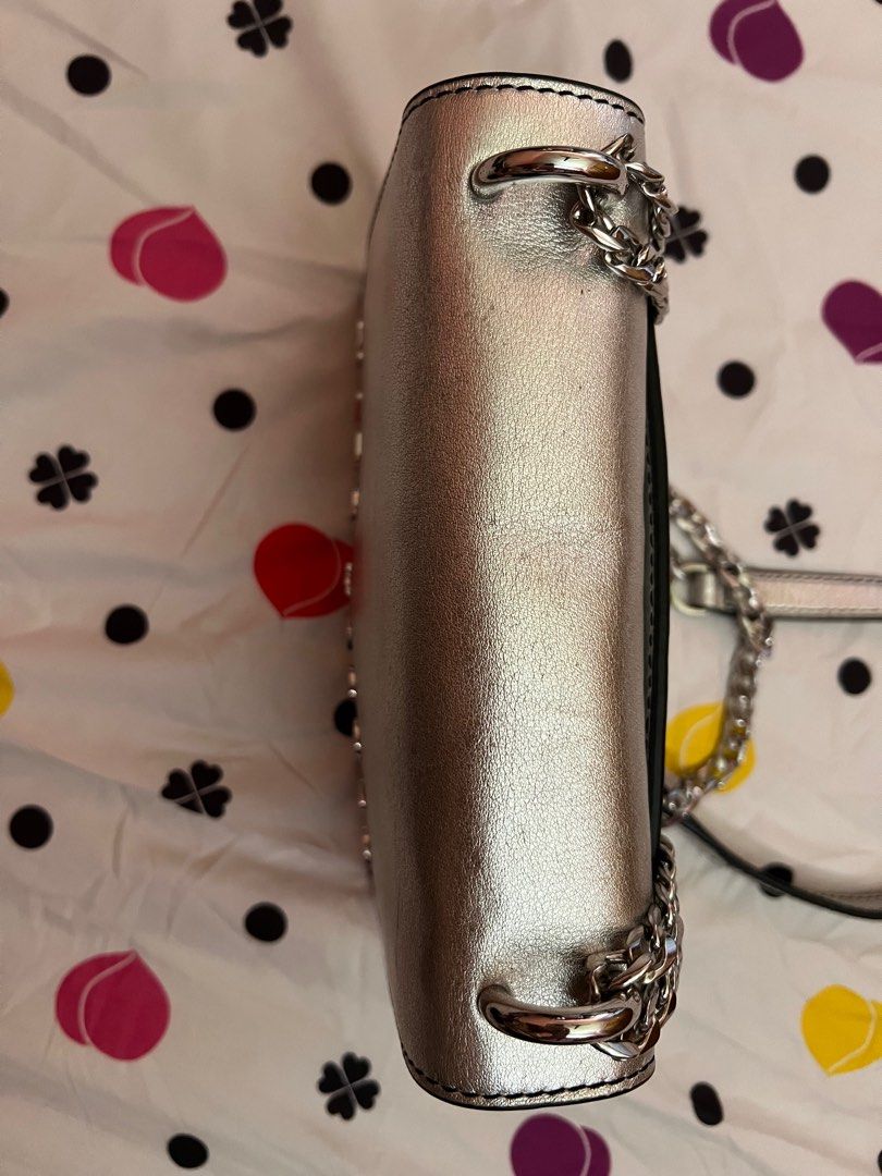 Fastbreak Authentic Preloved Marc Jacobs Sling Bag (Category: Luxury Bags & Wallets) located in Las Pinas. Submitted by danechanel (Listing ID 1340303770, Image 1). Description: This is preloved.Manage your expectations.Bag only.Bought for 12k from Japan Auction but too small for me.Zoom all the pictures for the sign of wear which as per care card not considered as imperfections.Take note of the 2 last pictures for your refereance.Sale is final….