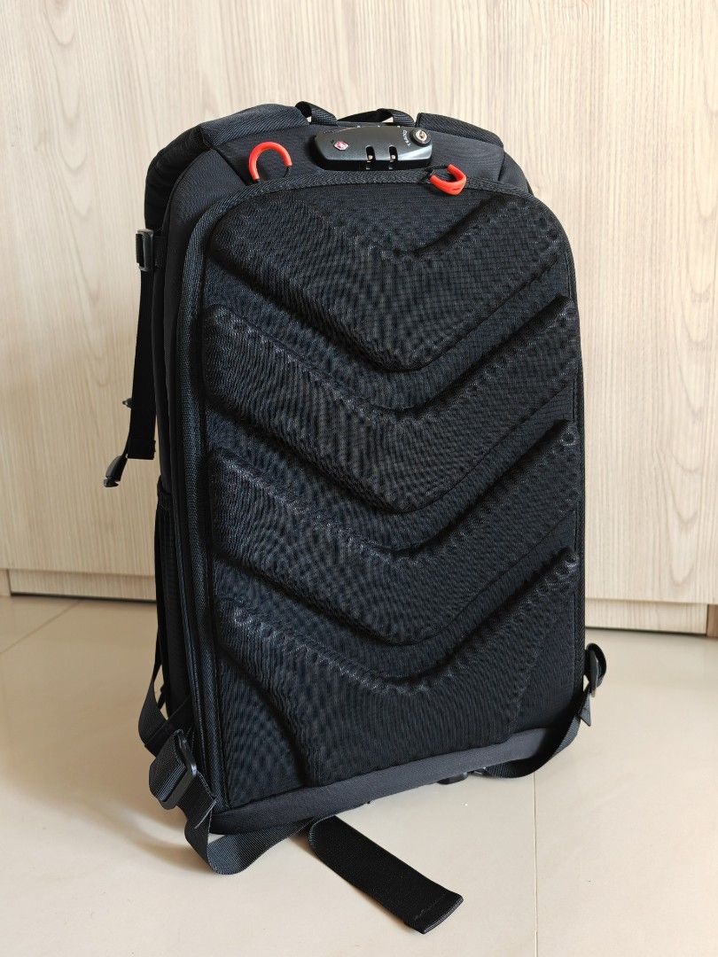 Backpack (Category: Camera Bags & Carriers) located in Singapore. Submitted by ricchiang (Listing ID 1340357496, Image 4). Description: 背包太大，用不着 The backpack is too big for me..