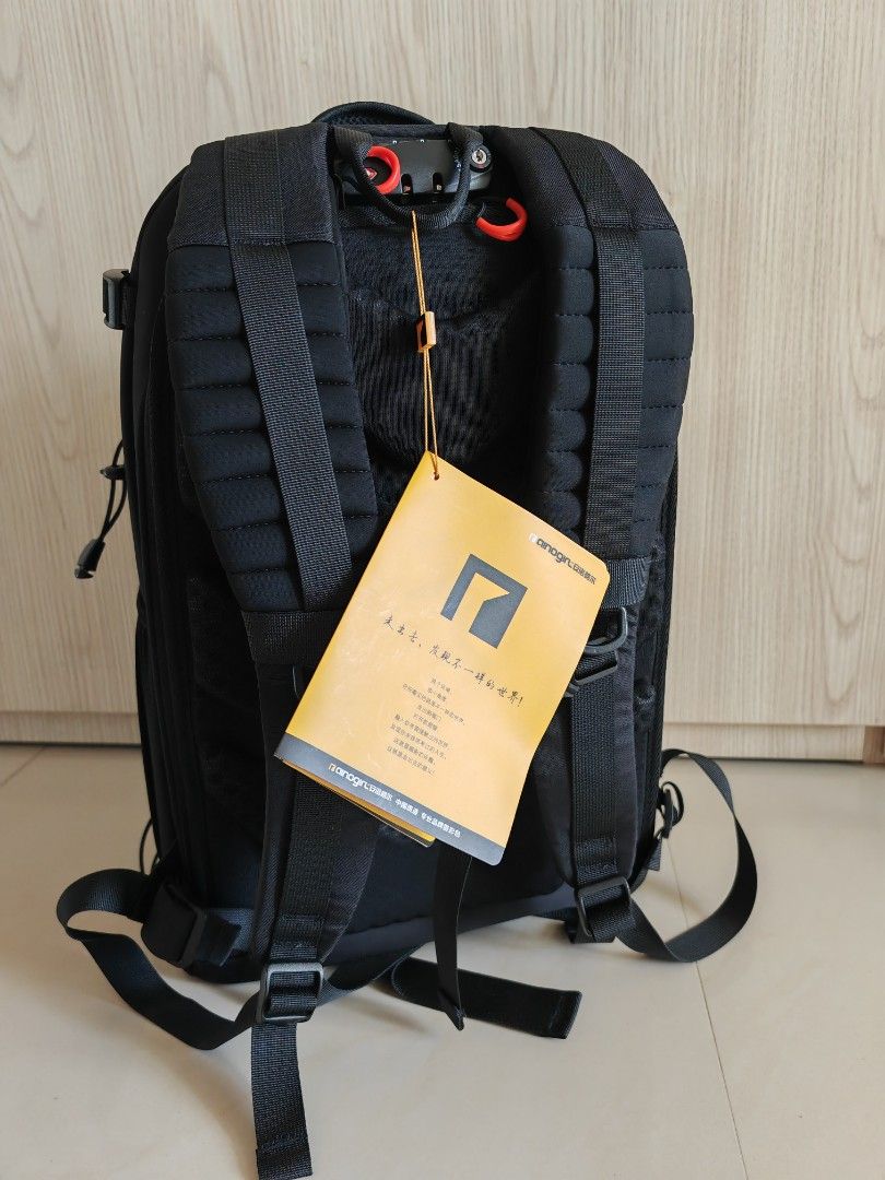 Backpack (Category: Camera Bags & Carriers) located in Singapore. Submitted by ricchiang (Listing ID 1340357496, Image 3). Description: 背包太大，用不着 The backpack is too big for me..