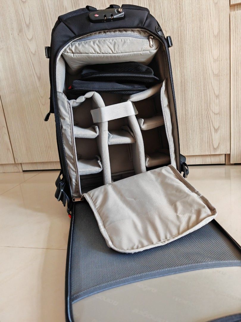 Backpack (Category: Camera Bags & Carriers) located in Singapore. Submitted by ricchiang (Listing ID 1340357496, Image 5). Description: 背包太大，用不着 The backpack is too big for me..