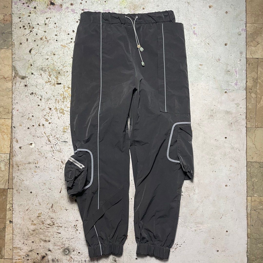 BLIND NO PLAN 2018-2019 TECHWEAR PANTS (Category: Joggers) located in Manila. Submitted by revise.ph_ (Listing ID 1340421210, Image 3). Description: BLIND NO PLAN 2018-2019 TECHWEAR PANTS Made in CHINA Tagged Size :3 Dimension Waist:32-40 Length:41 Inseam:28.5 Rise:16 Leg opening:6-9.5 No issue Price:2,000 Free shipping via JNT.
