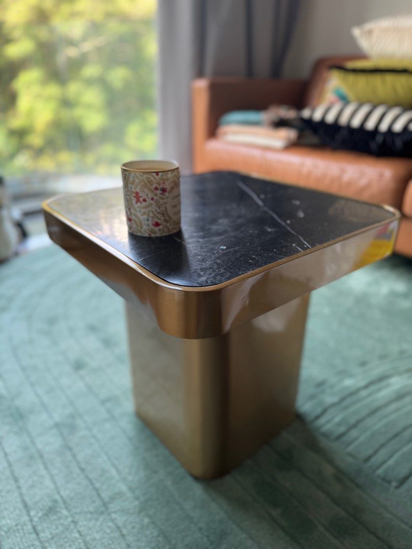 Coffee table （分類：桌子）位於 Hong Kong。 由 winnniec 提交（商品編號 1340328152，圖片 1）。簡介： Top - 17.5 inches Height - 18.5 inches。