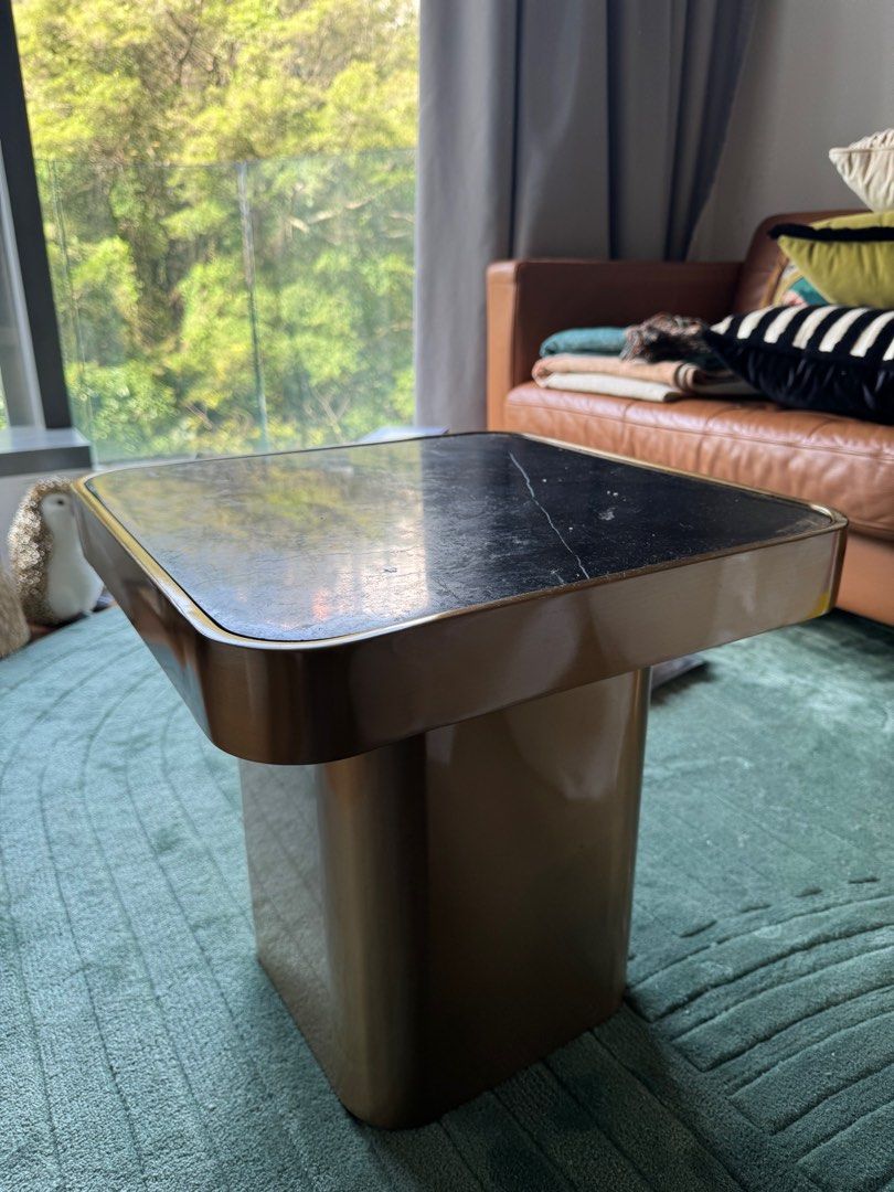 Coffee table （分類：桌子）位於 Hong Kong。 由 winnniec 提交（商品編號 1340328152，圖片 3）。簡介： Top - 17.5 inches Height - 18.5 inches。