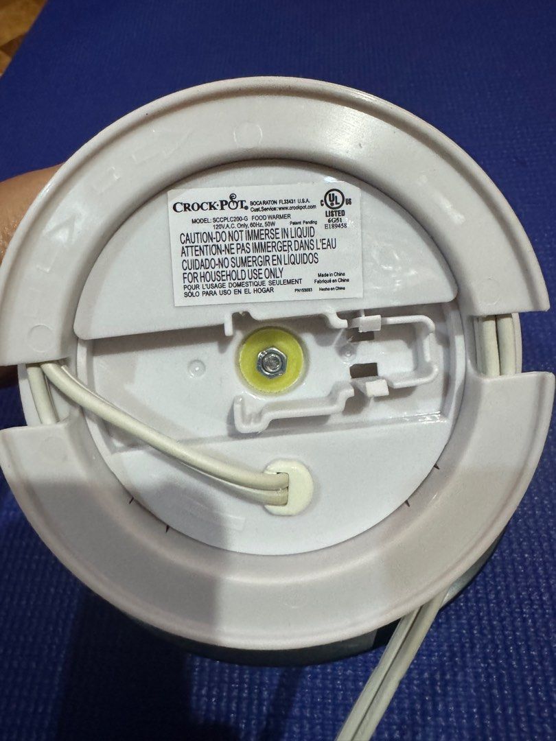 Crock-Pot Electric Lunch Box (Category: Cookware & Accessories) located in Mandaluyong City. Submitted by gulay02 (Listing ID 1340366156, Image 3). Description: Opened but never used Available in black and red.