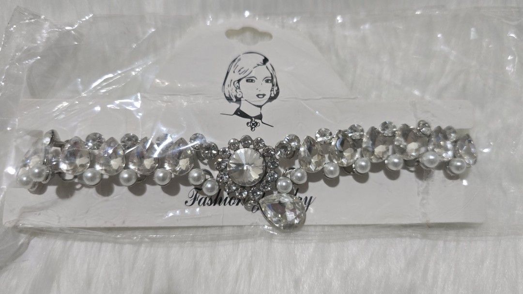 Crystal/Pearl Choker Necklace (Category: Necklaces) located in Bauang. Submitted by janeabuan (Listing ID 1340318877, Image 1). Description: Used once.