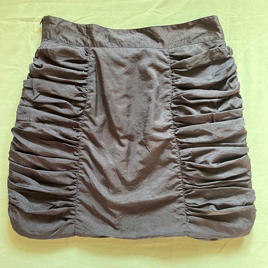 Forever 21 Twist Skirt Navy Blue (Category: Skirts) located in Baguio. Submitted by gee77224 (Listing ID 1340365637, Image 2). Description: Like new Padala from US Waist line: 30in/76cm Length: 16.5in/ 42cm Color: Navy Blue Color rate: 10/10.