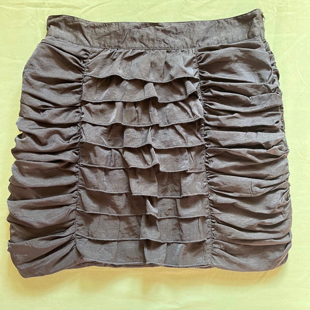 Forever 21 Twist Skirt Navy Blue (Category: Skirts) located in Baguio. Submitted by gee77224 (Listing ID 1340365637, Image 1). Description: Like new Padala from US Waist line: 30in/76cm Length: 16.5in/ 42cm Color: Navy Blue Color rate: 10/10.