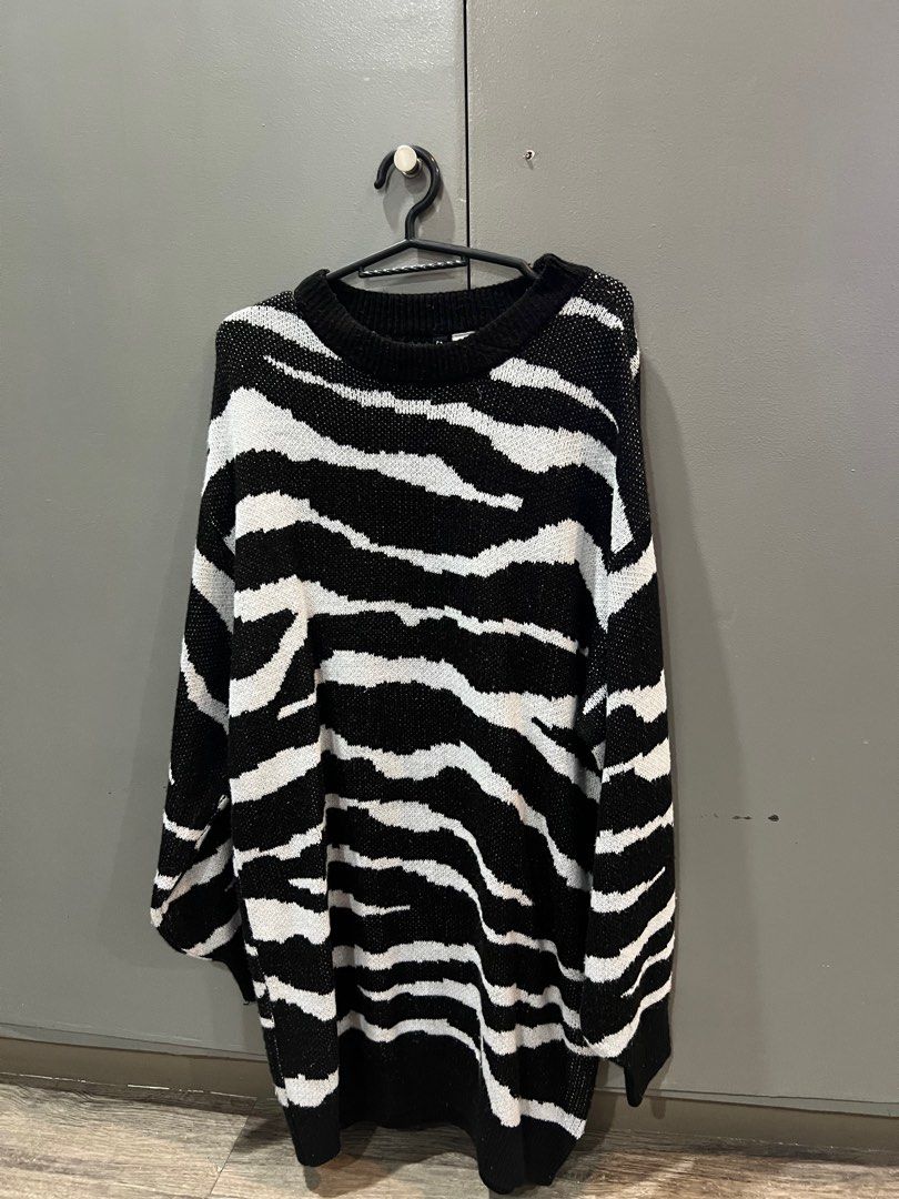 H&M Knitted Oversized Dress (Category: Dresses) located in Muntinlupa City. Submitted by amberprelovedstuff (Listing ID 1340418456, Image 2). Description: -Comfy knitted sweater-like dress -Fits XS to medium -Wore this during my pregnancy -Stretchable PLEASE READ‼️❤️ -Only for pickup via Grab or Lalamove -Delivery Fee shouldered by the buyer -Location is Bicutan -Last price is posted -Payment is through gcash only.