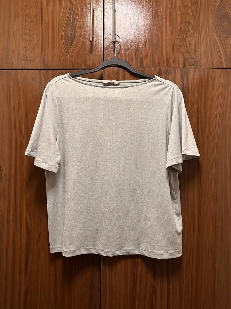 H&M top fits small to med (Category: Blouses) located in Las Pinas. Submitted by missa0321 (Listing ID 1340285989, Image 1). Description: Fits small to med.