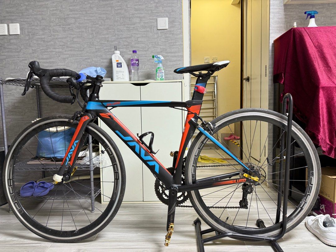 Java siluro （分類：單車）位於 Hong Kong。 由 singjaiv3v 提交（商品編號 1340431815，圖片 1）。簡介： 適合身高160-175cm人士踩 車身有花 不合完美主義者 因搬屋放售 大埔墟鐵路站交收。