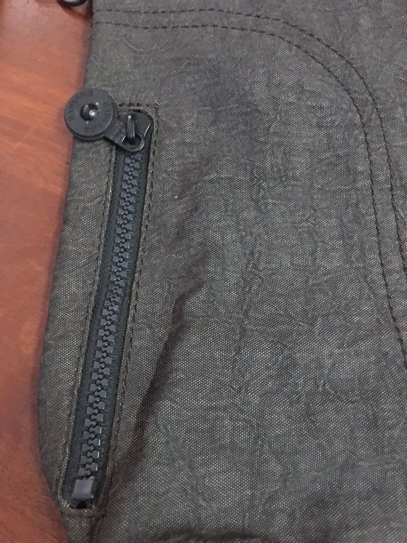 Kipling authentic (Category: Tote Bags) located in Kuala Lumpur. Submitted by lara2017 (Listing ID 1340337604, Image 3). Description: Kipling authentic.material nylon.warna dark brown.beg dalam keadaan sangat bagus dan baik.tiada lubang tiada koyak.tinggi 26cm lebar 10cm panjang 29cm.