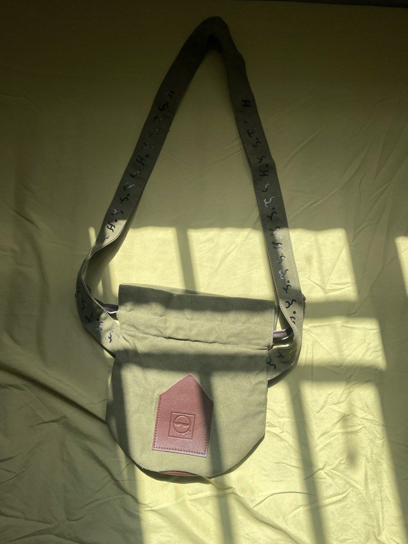 Legazy Baybayin Sling Bag (Category: Sling Bags) located in Quezon City. Submitted by jon27 (Listing ID 1340352177, Image 1). Description: .