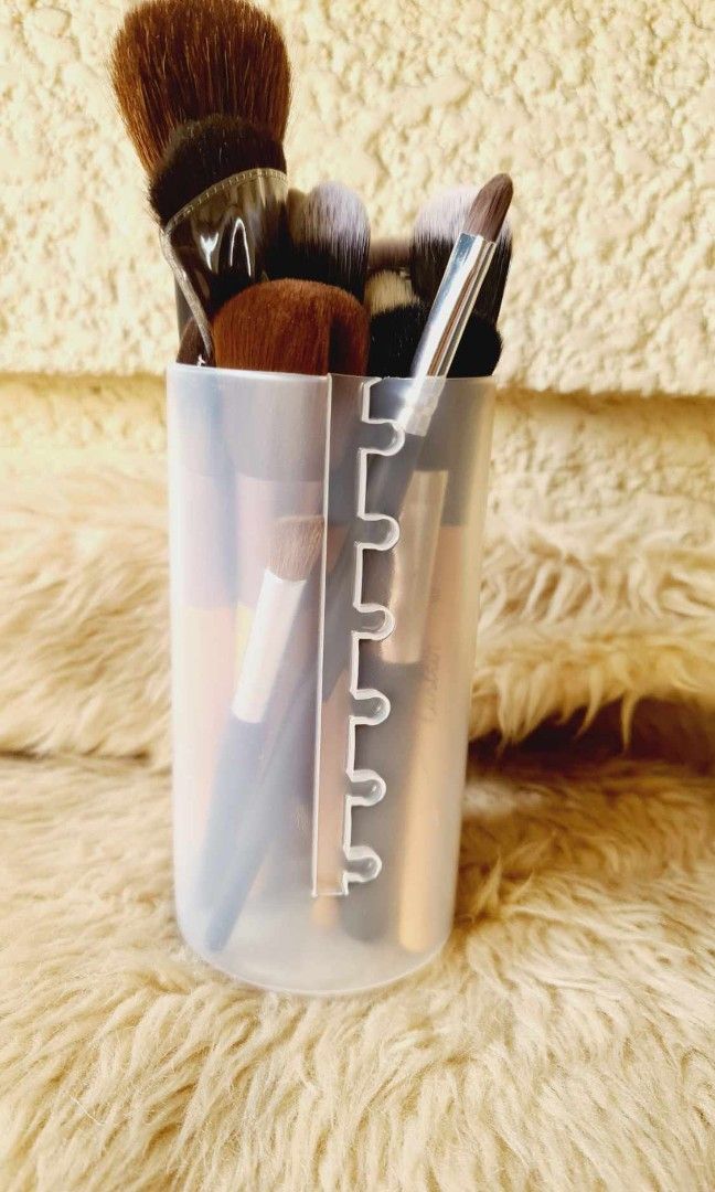 Make Up Brush Holder (Category: Makeup) located in Quezon City. Submitted by floreskari78555 (Listing ID 1340385771, Image 2). Description: Make Up Brushes Holder 400php❤️ Keep your things clean and tidy. Open and close pvc in the middle. Pvc material Keeps your make up brushes in place😍 Dm to order.
