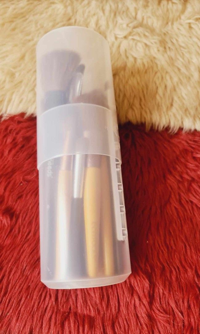 Make Up Brush Holder (Category: Makeup) located in Quezon City. Submitted by floreskari78555 (Listing ID 1340385771, Image 3). Description: Make Up Brushes Holder 400php❤️ Keep your things clean and tidy. Open and close pvc in the middle. Pvc material Keeps your make up brushes in place😍 Dm to order.