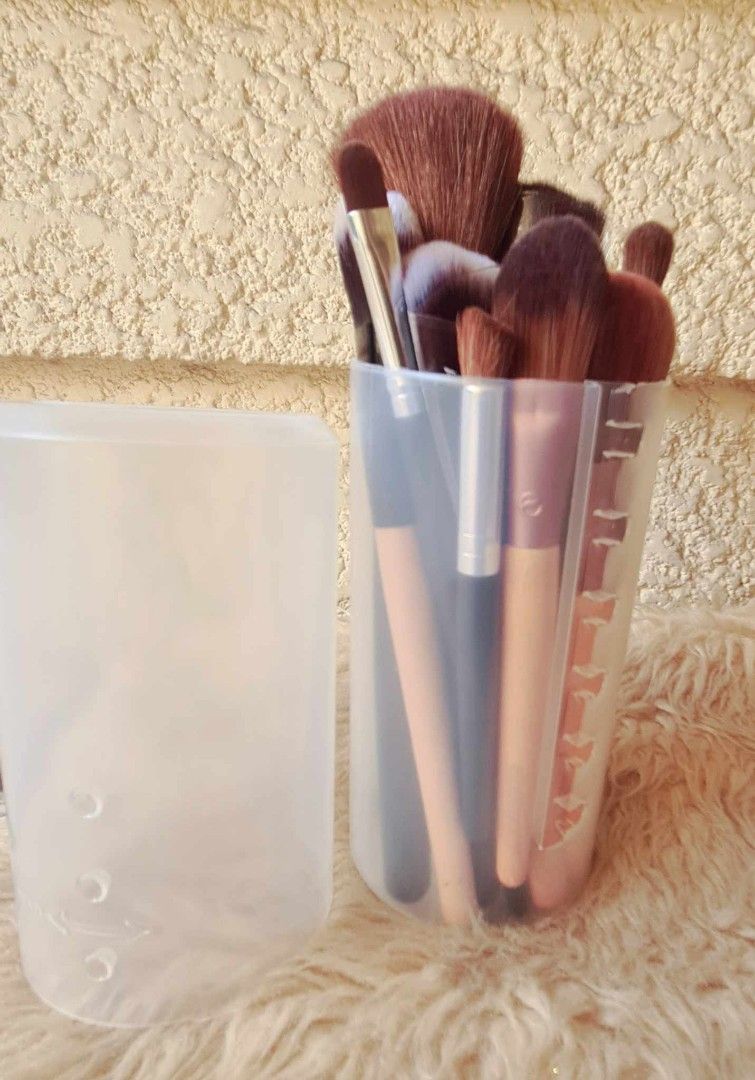 Make Up Brush Holder (Category: Makeup) located in Quezon City. Submitted by floreskari78555 (Listing ID 1340385771, Image 1). Description: Make Up Brushes Holder 400php❤️ Keep your things clean and tidy. Open and close pvc in the middle. Pvc material Keeps your make up brushes in place😍 Dm to order.