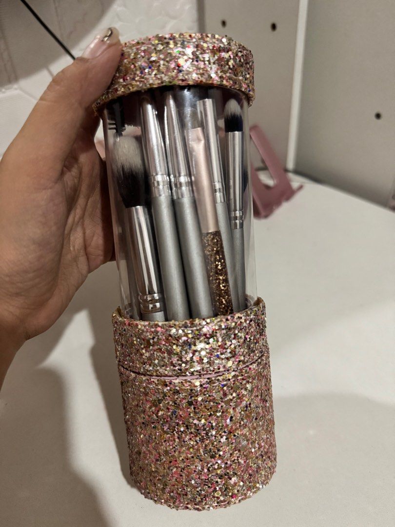 Make Up Brush Holder (Category: Makeup) located in Cavite. Submitted by abiichiix (Listing ID 1340444013, Image 1). Description: Brushes not included.