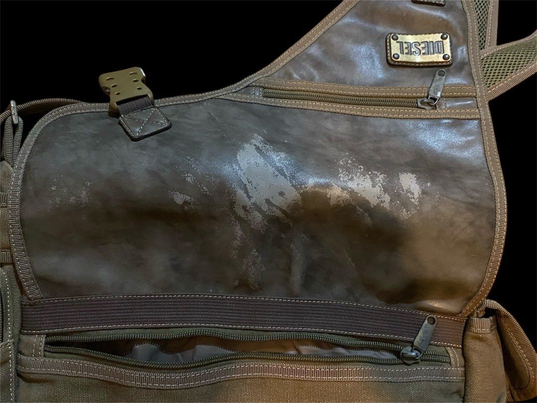 MESSENGER BAG DIESEL (Category: Backpacks) located in Manila. Submitted by worst (Listing ID 1340383111, Image 3). Description: +75 ship Issues: paint ng leather peel & signs of usage 13.5 inch length x 18 inch width .