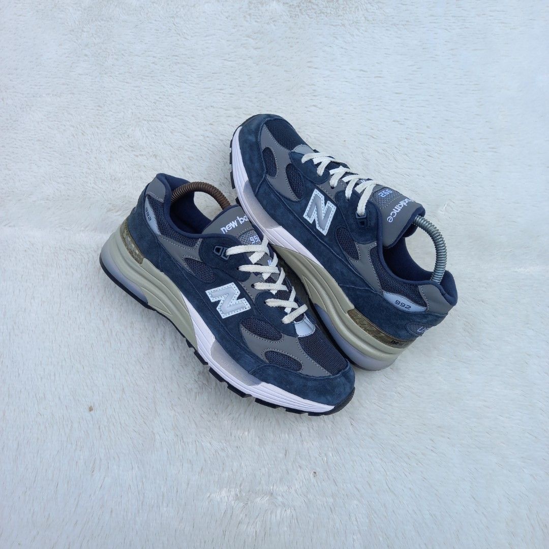 NEW BALANCE 992 NAVY GREY, Fesyen Pria, Sepatu Sneakers di Carousell