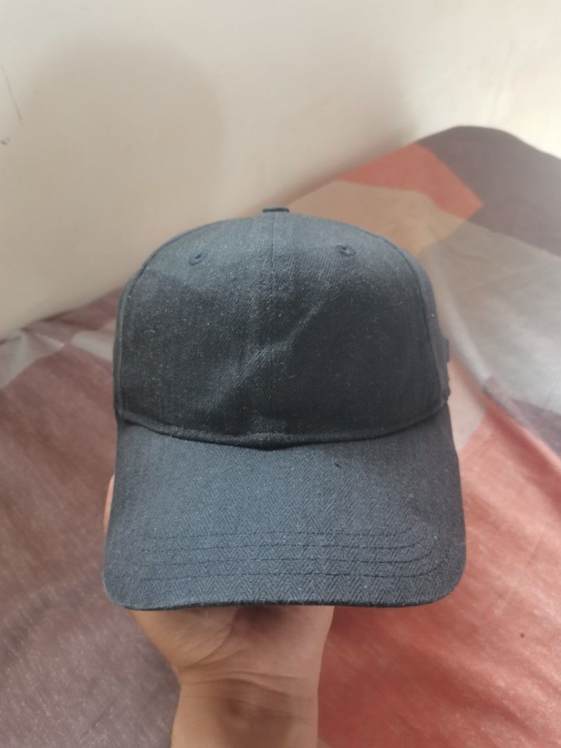 New Era Black Label Plain Black Cap (Category: Caps & Hats) located in La Trinidad. Submitted by randoruthrifts (Listing ID 1340356564, Image 1). Description: New Era Black Label Plain Black Cap Issue : slight deform brim.