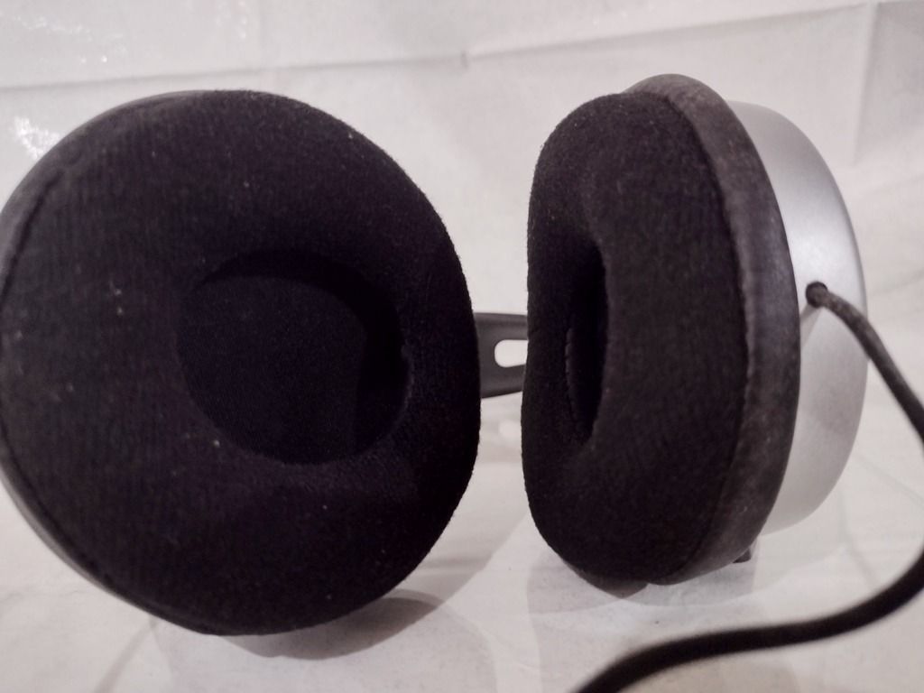 Philips SHP2500 Wired Entertainment Headphones, 6m (Category: Headphones & Headsets) located in Quezon City. Submitted by mondy_mond (Listing ID 1340434839, Image 2). Description: Reason For Selling (RFS): De-cluttering; upgrading This Philips SHP2500 Wired Recording Headphones, 6m... *Bought in Saudi Arabia *Offers 6-meter long cable for watching TV or listening to audio equipment in your spacious living room/bedroom *With in-cord volume control