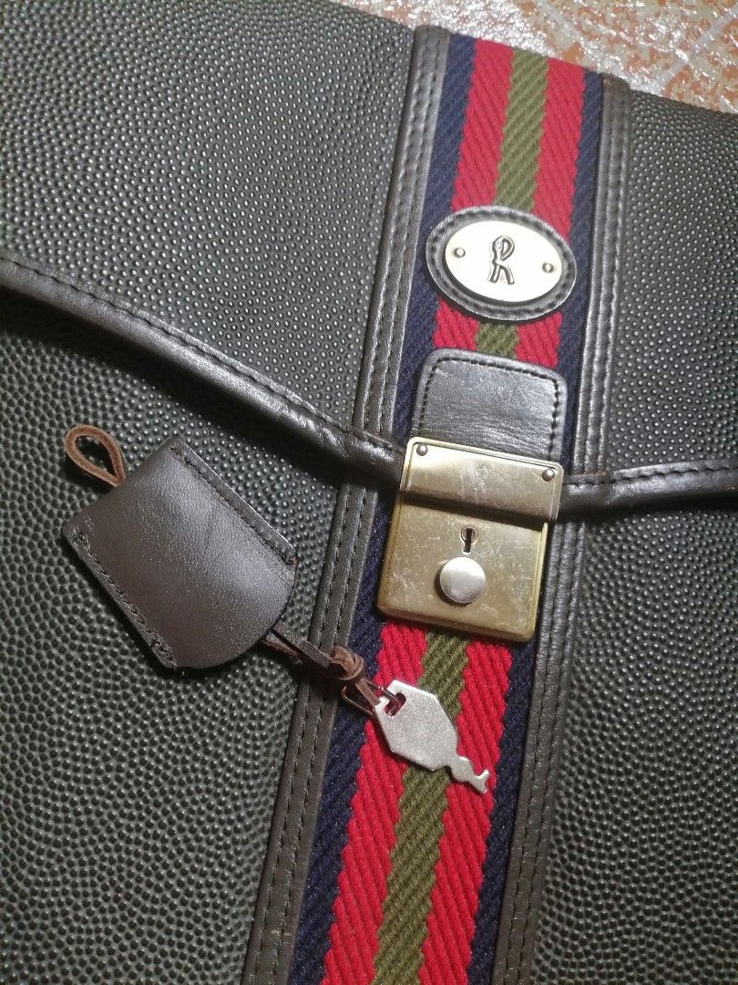 Roberta Di Camerino vintage pebbled document bag (Category: Luxury Bags & Wallets) located in Cagayan de Oro. Submitted by emma3782 (Listing ID 1340297937, Image 3). Description: In good condition No damage With keys Flaws are on edges pls see pictures walang bakbak Walang punit or butas Dimensions: 12"h 15"w.