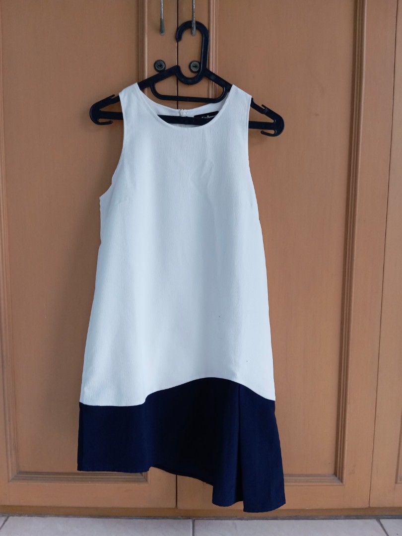 Sleeveless Mini dress Zalora Putih Navy Tanpa Lengan Simple Elegant, Fesyen Wanita, Pakaian Wanita, Gaun & Rok di Carousell Sleeveless Mini dress Zalora Putih Navy Tanpa Lengan Simple Elegant, Fesyen Wanita, Pakaian Wanita, Gaun & Rok di Carousell