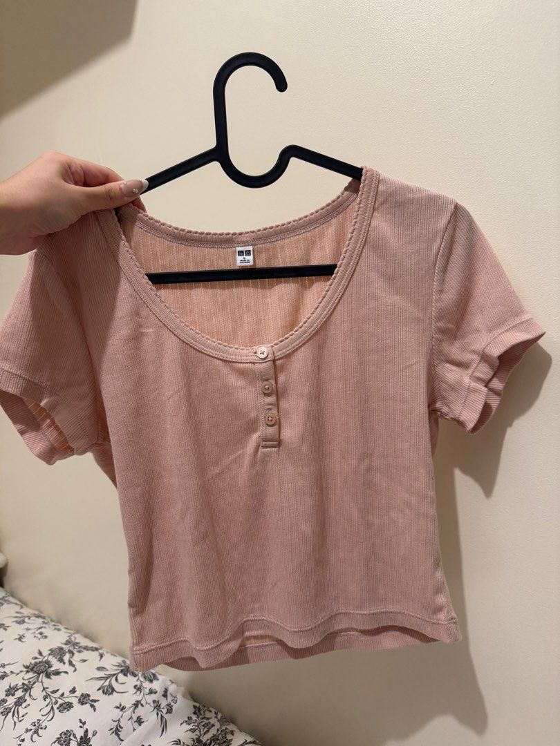 UNIQLO PINK TOP SHIRT (Category: Shirts) located in Taguig. Submitted by chiungums (Listing ID 1340435570, Image 1). Description: rfs : not my liking anymore size : large .