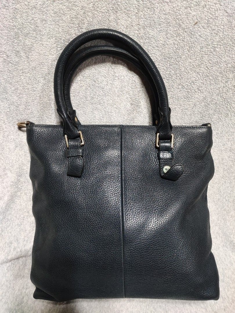 Versace La medusa leather tote (Category: Luxury Bags & Wallets) located in Baguio. Submitted by jayrgijc52758 (Listing ID 1340295823, Image 2). Description: Versace La medusa leather tote Medium size No major flaw 2500.
