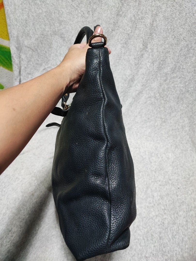Versace La medusa leather tote (Category: Luxury Bags & Wallets) located in Baguio. Submitted by jayrgijc52758 (Listing ID 1340295823, Image 3). Description: Versace La medusa leather tote Medium size No major flaw 2500.