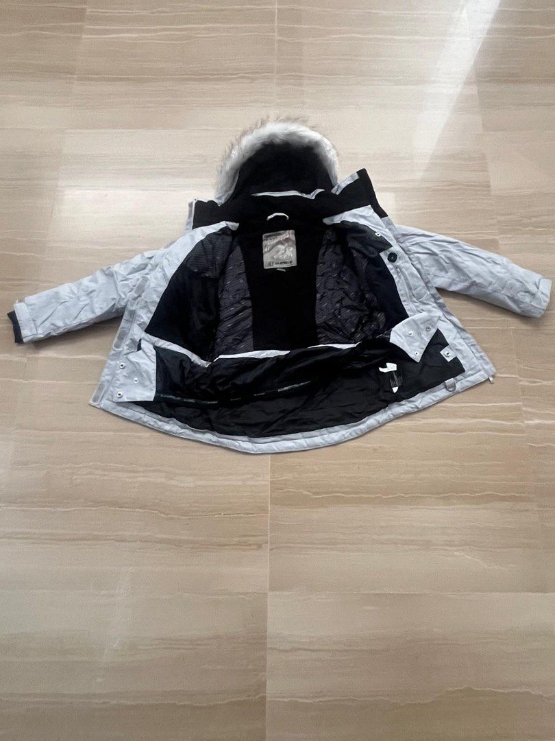 Winter Jacket (Category: Babies & Kids Fashion) located in Singapore. Submitted by seaview78 (Listing ID 1340334125, Image 3). Description: Winter jacket, perfect for ski holiday or walking outside Size: 14 years old In very good condition .