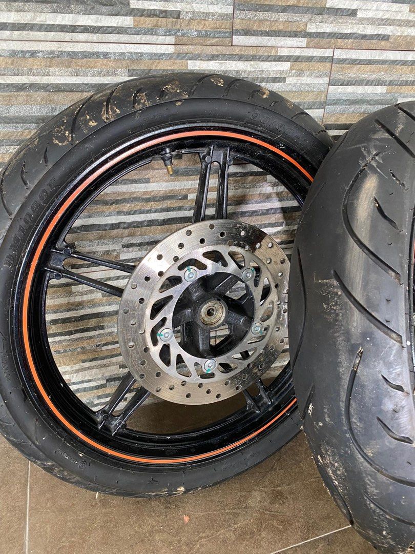 YAMAHA Y15ZR v2 sport rim + tyre + disc original, Motorbikes on Carousell