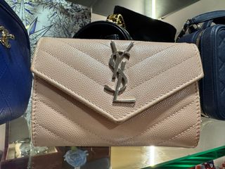 (Category: ) located in . Submitted by luxechic_sg (Listing ID 1340400105, Image 1). Description: .