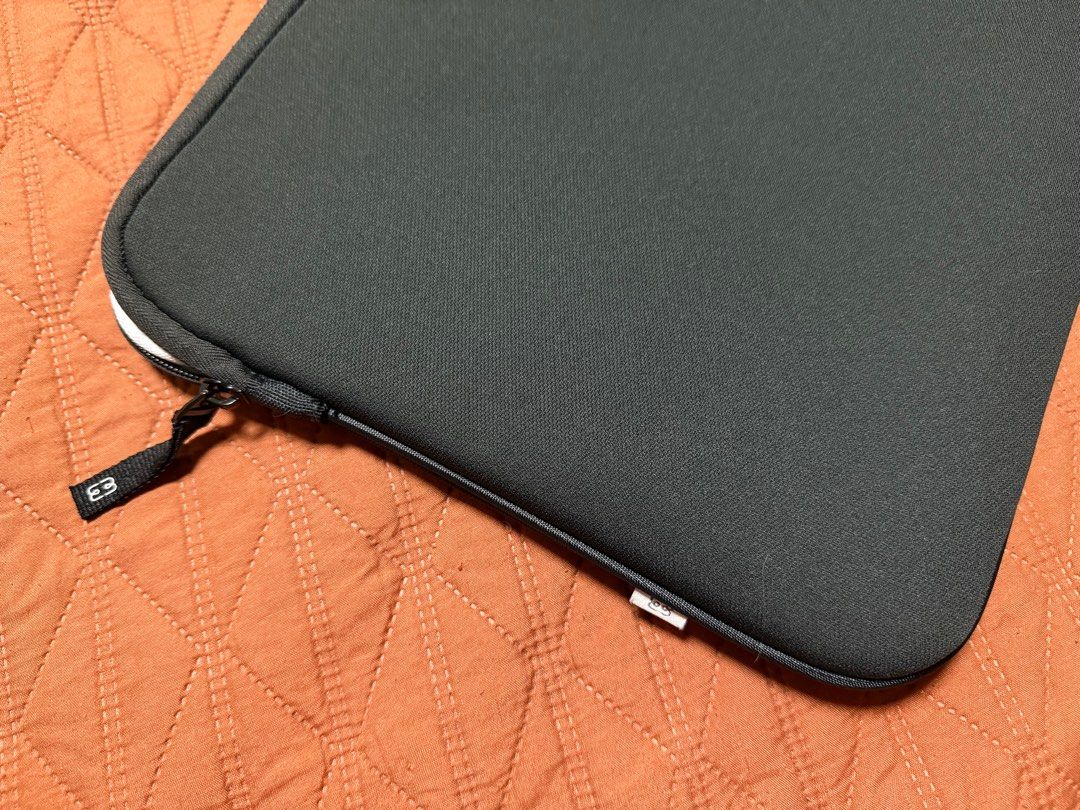 15-16 inch laptop sleeve (Category: Laptop Bags & Sleeves) located in Manila. Submitted by bloodmd27 (Listing ID 1340633311, Image 2). Description: Generic black soft cushion for 15-16 inch laptops .