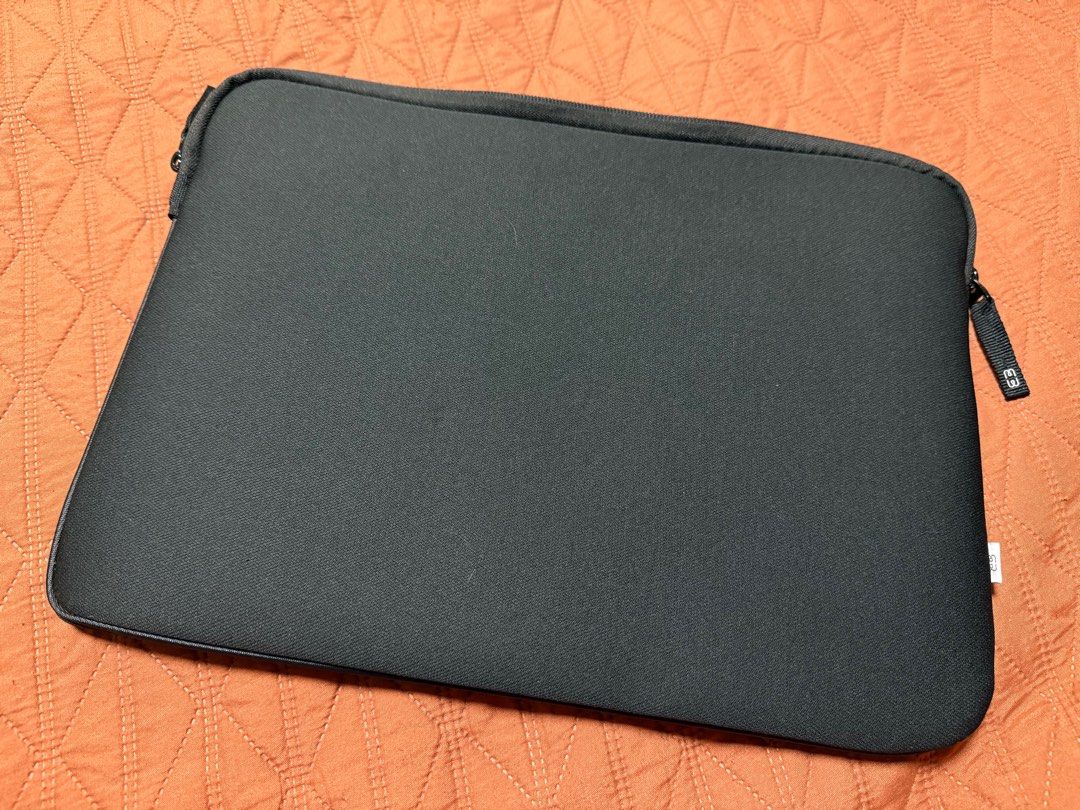 15-16 inch laptop sleeve (Category: Laptop Bags & Sleeves) located in Manila. Submitted by bloodmd27 (Listing ID 1340633311, Image 1). Description: Generic black soft cushion for 15-16 inch laptops .
