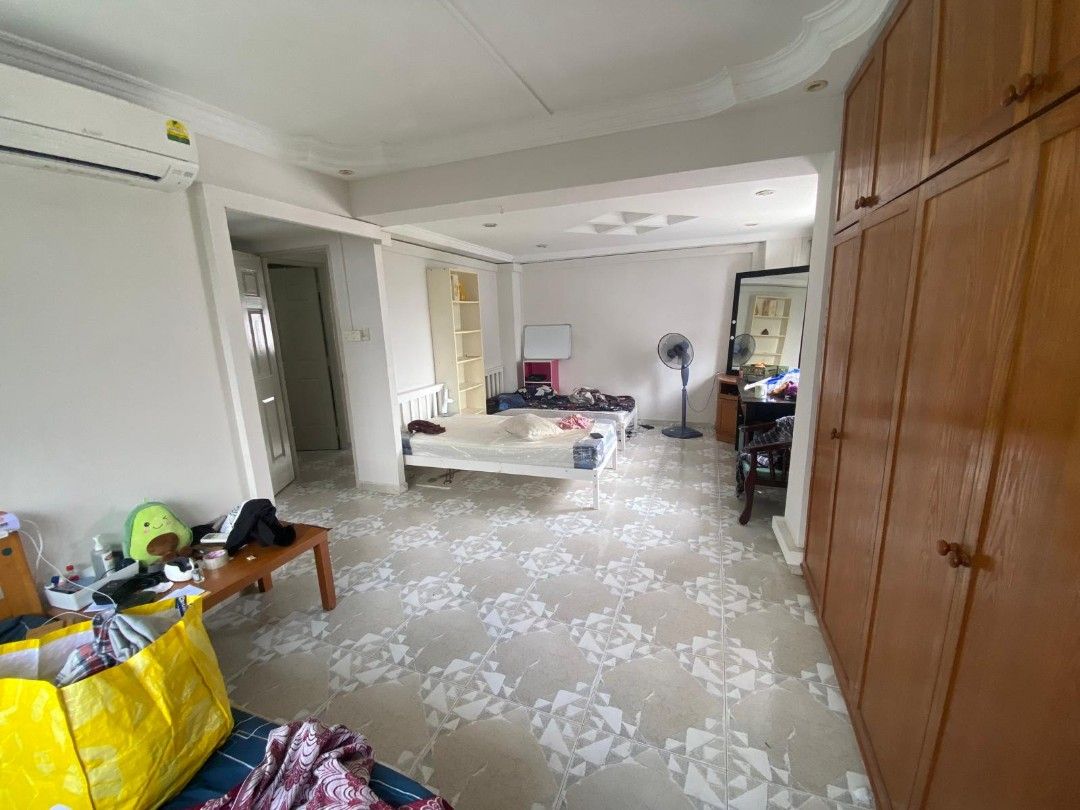 770 Pasir Ris Street 71 (Category: HDB) located in Singapore. Submitted by thessamonicapamela (Listing ID 1340501535, Image 2). Description: 1) Rent Common Room for male or family - Singles bed rent $550 Full Common Room $1100 2) Master Room for family or bachelor (twin master room very bigger -$1800 - negotiable Short term and long term Cooking allowed Room having Air con and fan also both available TV, Iron, Washing Machine, 01 Jan 25 can Start